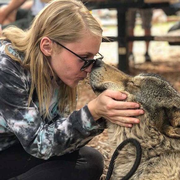 Meet your Posher, Jessica - Picture 1 of 4